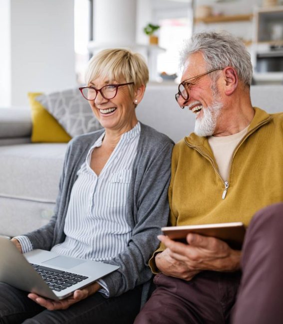 Bildet viser to glade pensjonister som ler. Generelt om pensjon i norge.